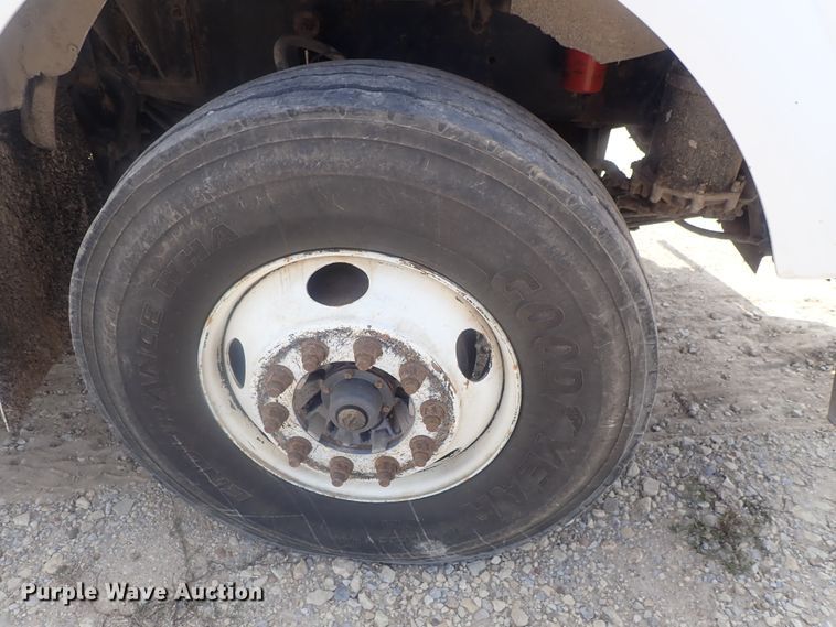 image for item DE0745 2000 Kenworth T800  vacuum truck