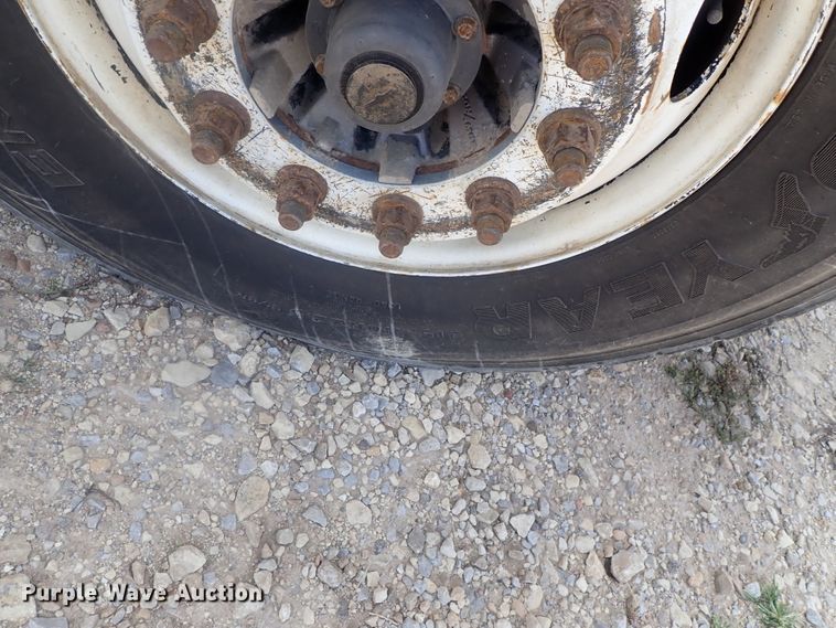 image for item DE0745 2000 Kenworth T800  vacuum truck