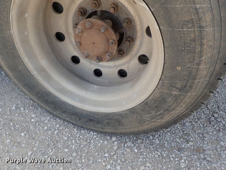 image for item DE0745 2000 Kenworth T800  vacuum truck