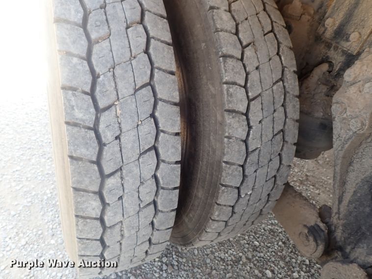 image for item DE0745 2000 Kenworth T800  vacuum truck