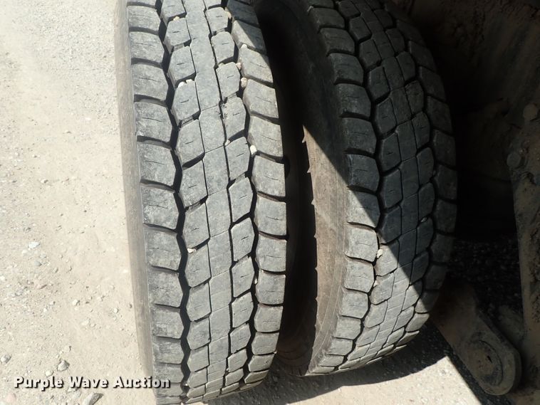 image for item DE0745 2000 Kenworth T800  vacuum truck