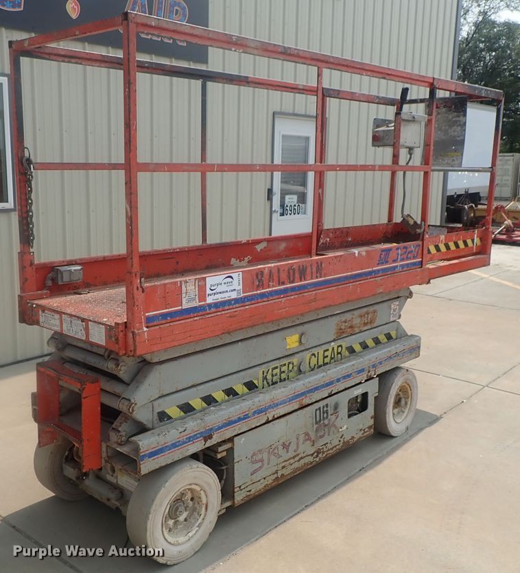 Skyjack SJIII 3220 scissor lift in Park City, KS Item DE0770 sold