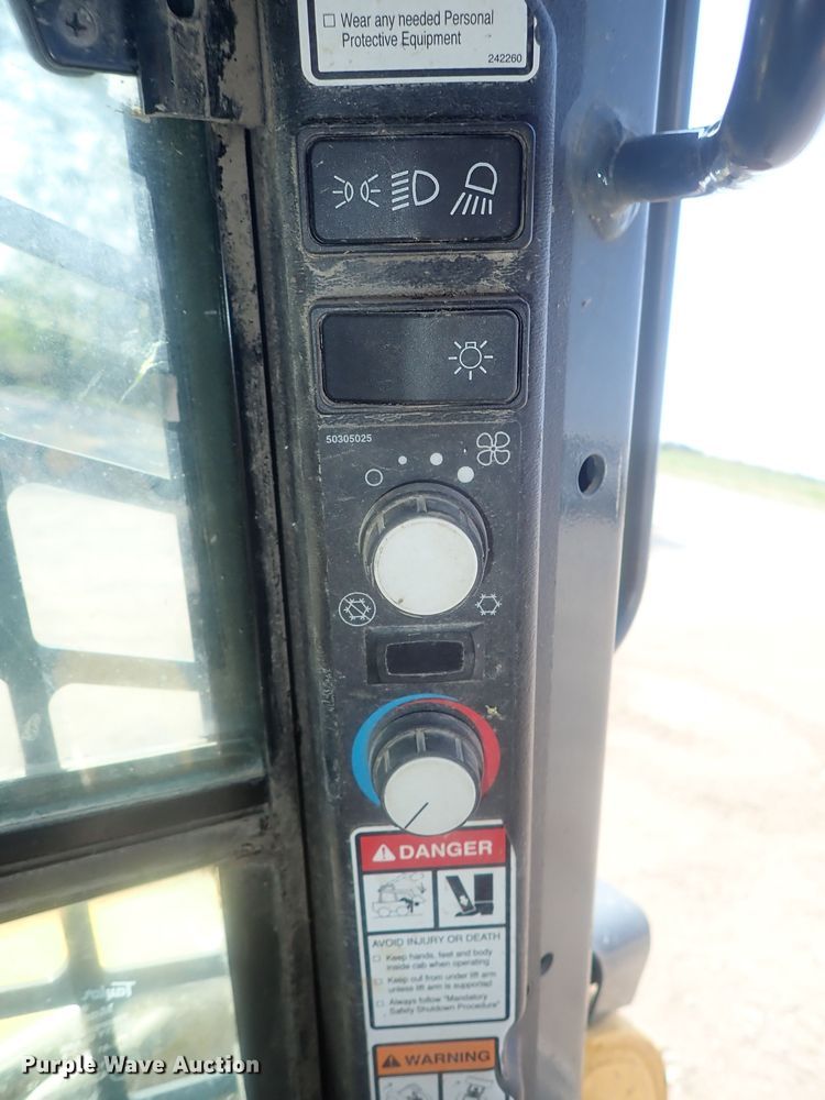 image for item DE0820 2019 Gehl R190  skid steer loader