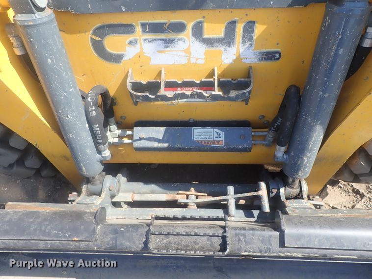 image for item DE0820 2019 Gehl R190  skid steer loader