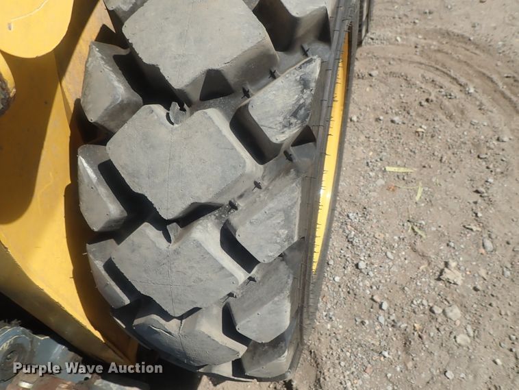 image for item DE0820 2019 Gehl R190  skid steer loader