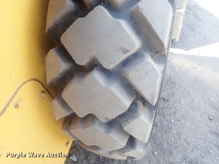 image for item DE0820 2019 Gehl R190  skid steer loader