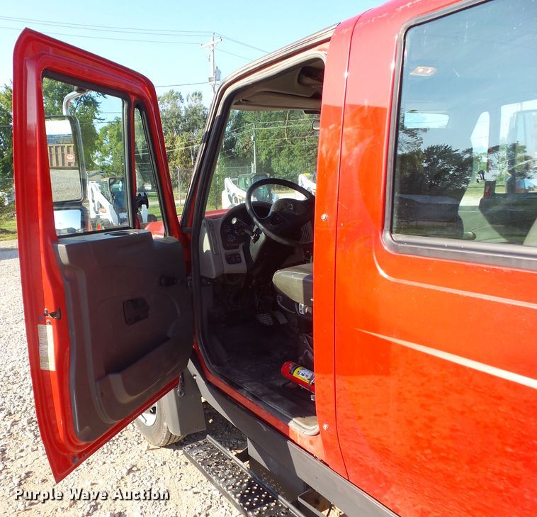 image for item DF0887 2013 International TerraStar  utility truck