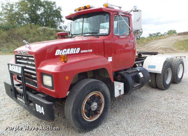 image for item DF0890 1992 Mack RD600  semi truck