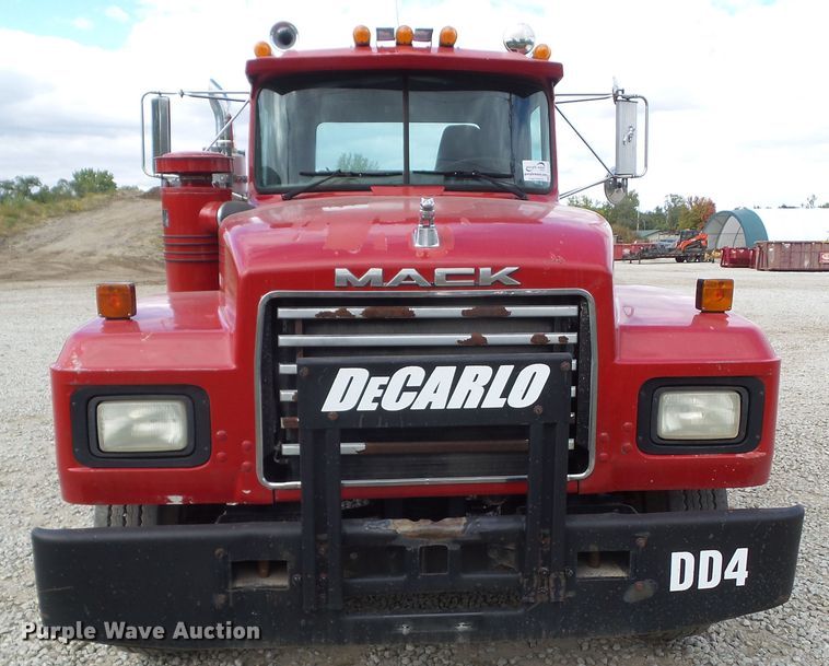 image for item DF0890 1992 Mack RD600  semi truck