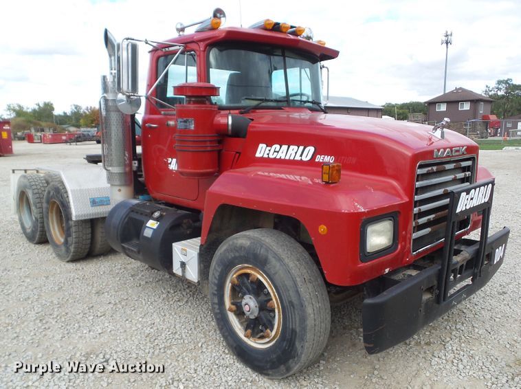 image for item DF0890 1992 Mack RD600  semi truck