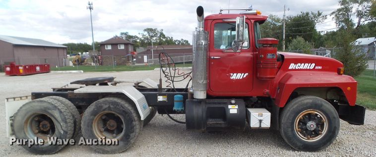 image for item DF0890 1992 Mack RD600  semi truck