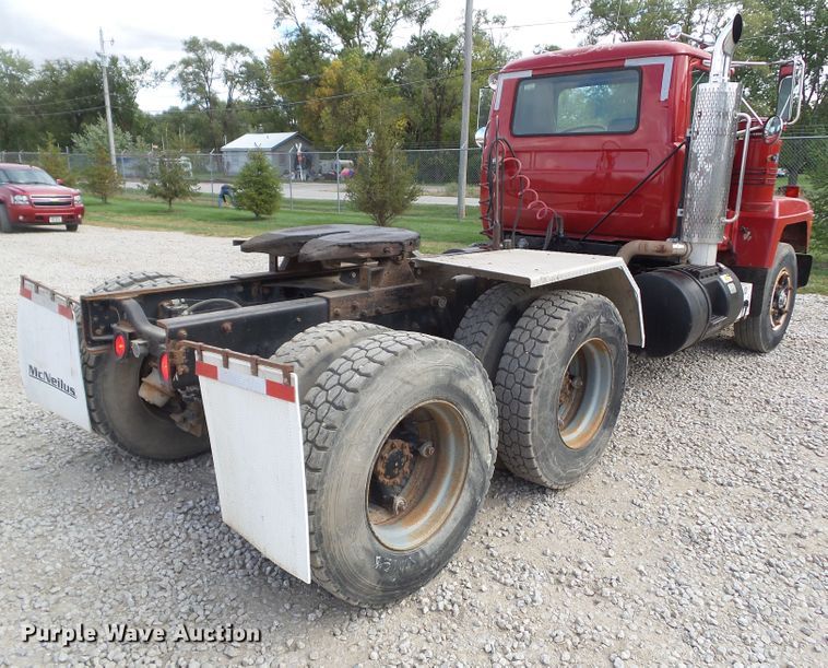 image for item DF0890 1992 Mack RD600  semi truck