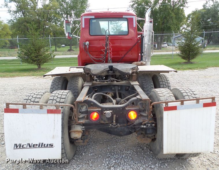 image for item DF0890 1992 Mack RD600  semi truck