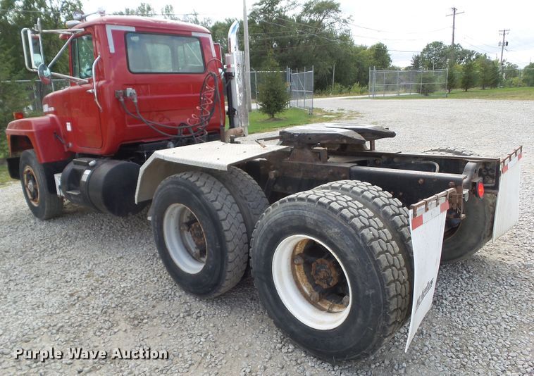 image for item DF0890 1992 Mack RD600  semi truck