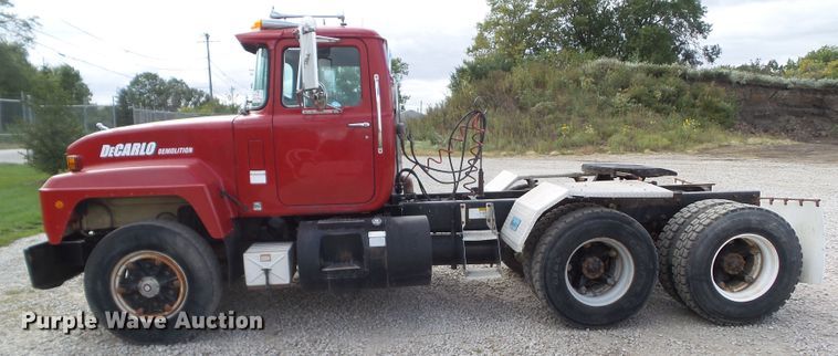 image for item DF0890 1992 Mack RD600  semi truck