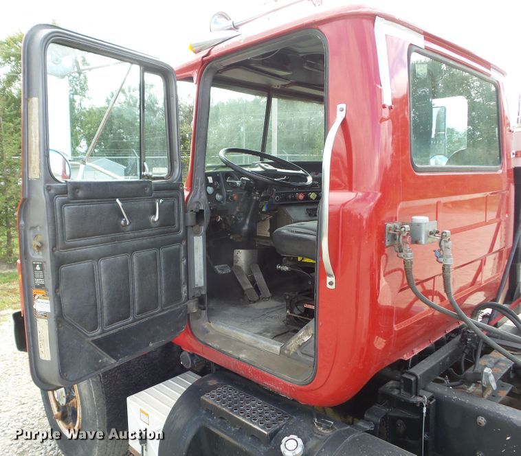 image for item DF0890 1992 Mack RD600  semi truck