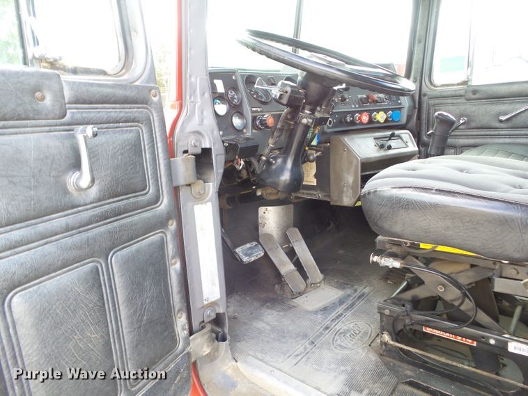 image for item DF0890 1992 Mack RD600  semi truck