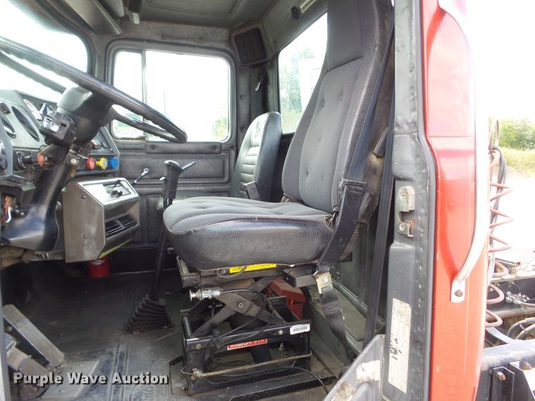 image for item DF0890 1992 Mack RD600  semi truck