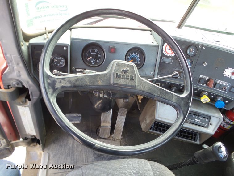 image for item DF0890 1992 Mack RD600  semi truck