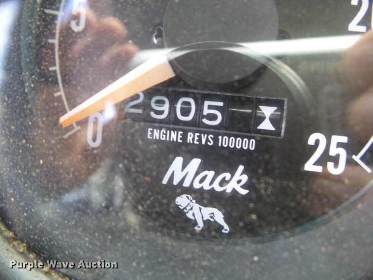 image for item DF0890 1992 Mack RD600  semi truck