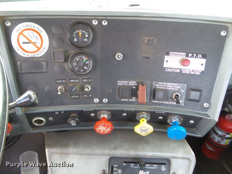 image for item DF0890 1992 Mack RD600  semi truck