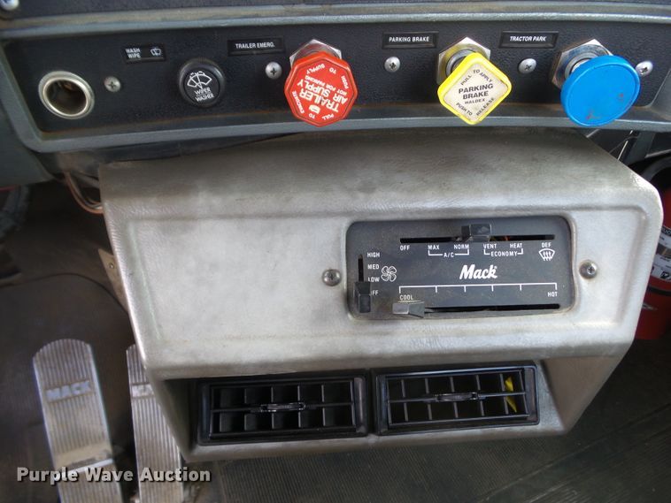 image for item DF0890 1992 Mack RD600  semi truck