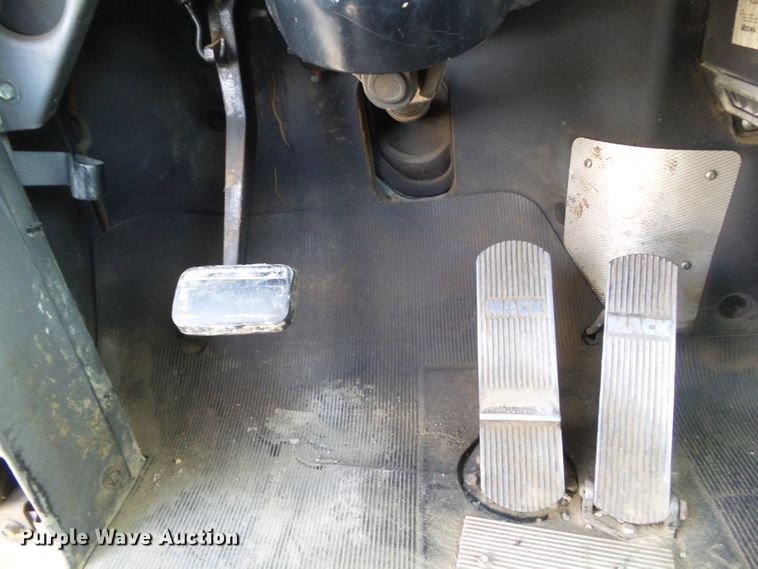 image for item DF0890 1992 Mack RD600  semi truck