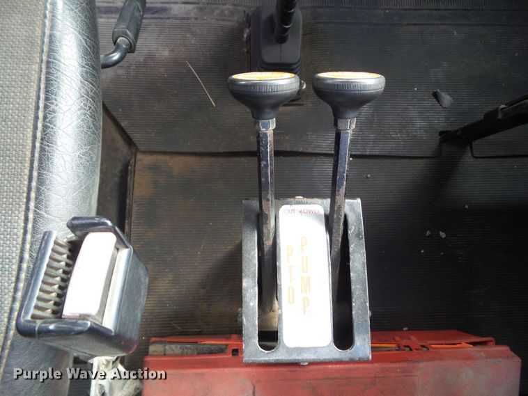 image for item DF0890 1992 Mack RD600  semi truck