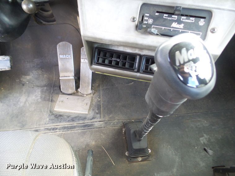 image for item DF0890 1992 Mack RD600  semi truck