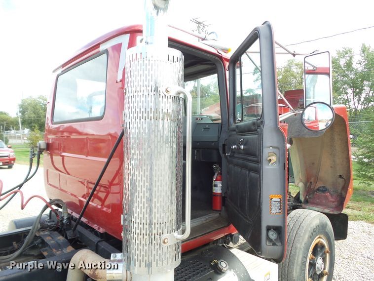 image for item DF0890 1992 Mack RD600  semi truck