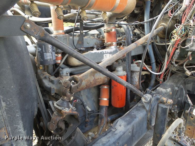 image for item DF0890 1992 Mack RD600  semi truck