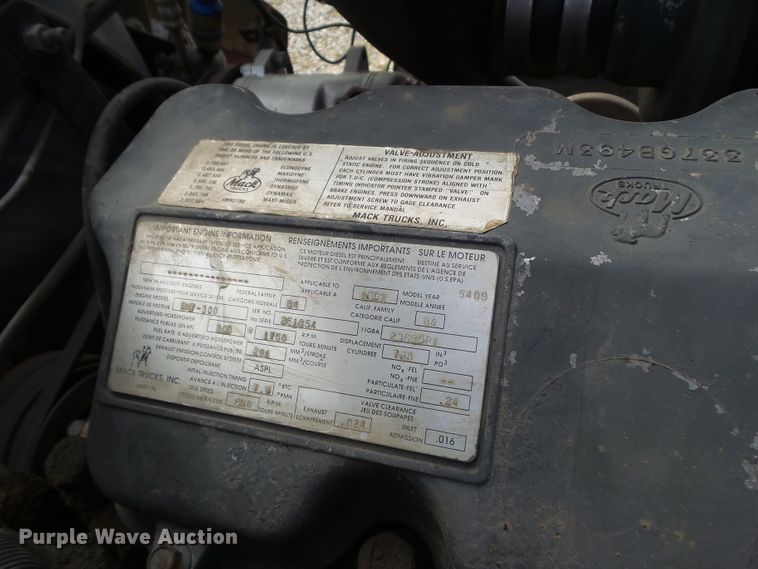 image for item DF0890 1992 Mack RD600  semi truck