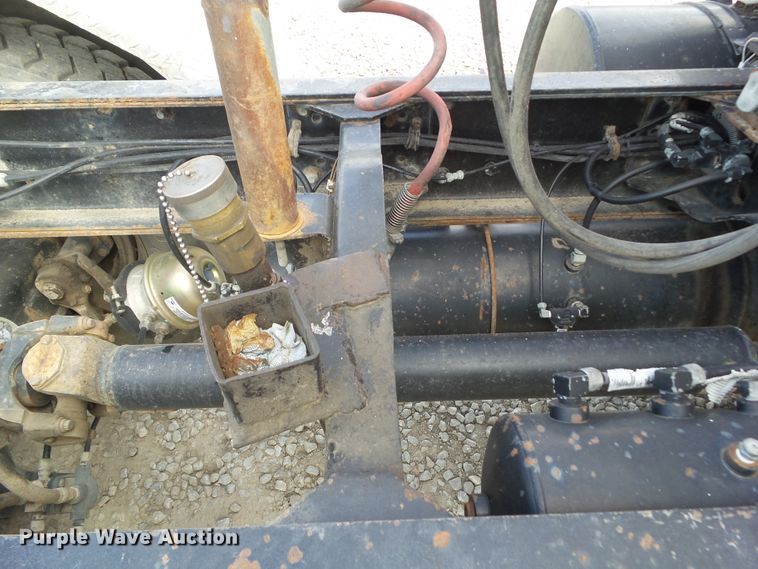 image for item DF0890 1992 Mack RD600  semi truck