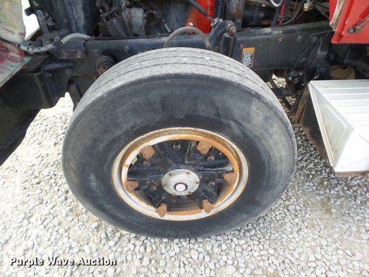 image for item DF0890 1992 Mack RD600  semi truck