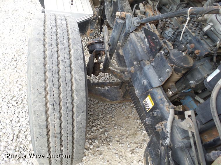 image for item DF0890 1992 Mack RD600  semi truck