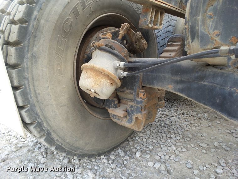 image for item DF0890 1992 Mack RD600  semi truck