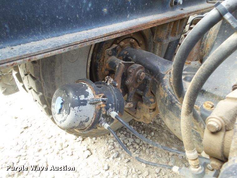 image for item DF0890 1992 Mack RD600  semi truck