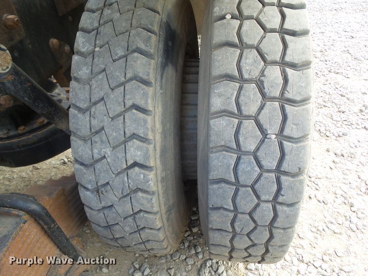 image for item DF0890 1992 Mack RD600  semi truck