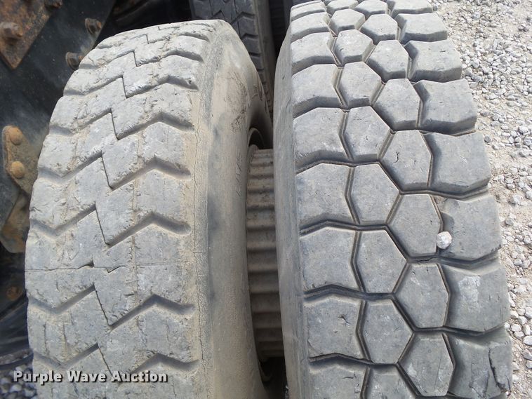 image for item DF0890 1992 Mack RD600  semi truck