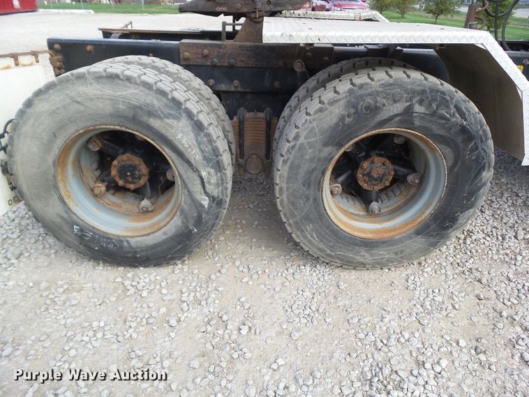 image for item DF0890 1992 Mack RD600  semi truck