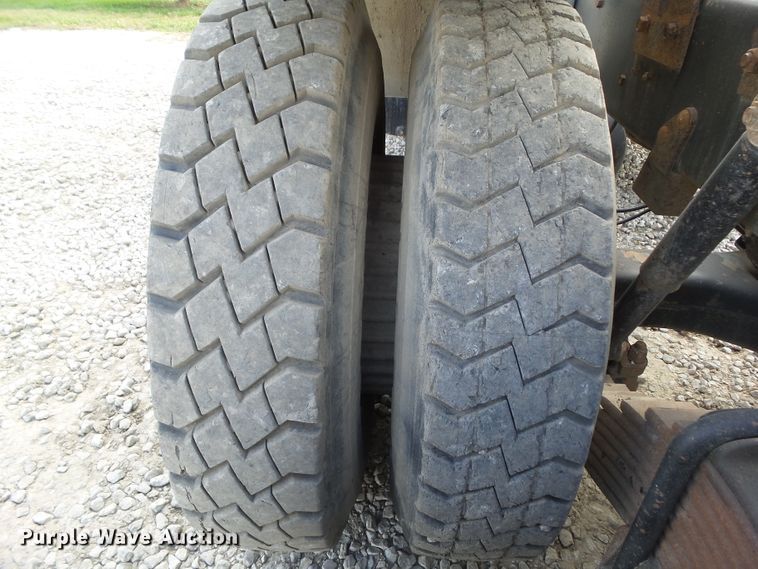 image for item DF0890 1992 Mack RD600  semi truck