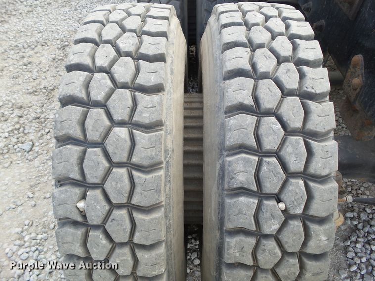 image for item DF0890 1992 Mack RD600  semi truck