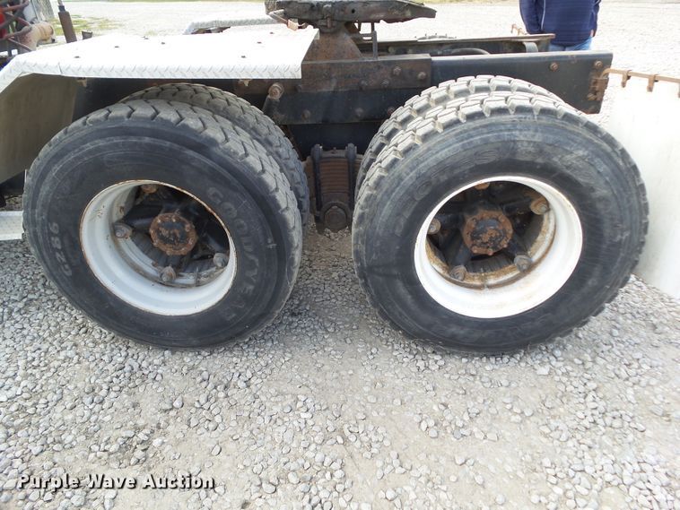 image for item DF0890 1992 Mack RD600  semi truck