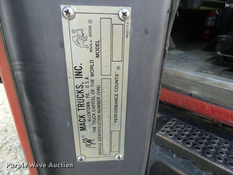 image for item DF0890 1992 Mack RD600  semi truck