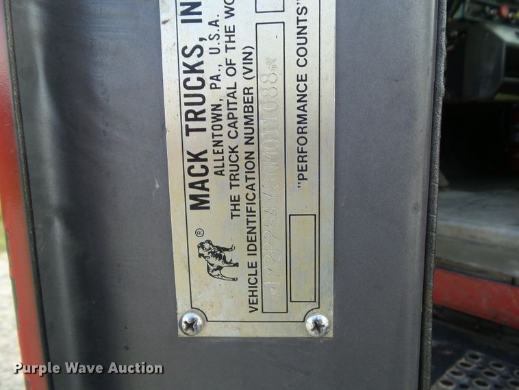 image for item DF0890 1992 Mack RD600  semi truck