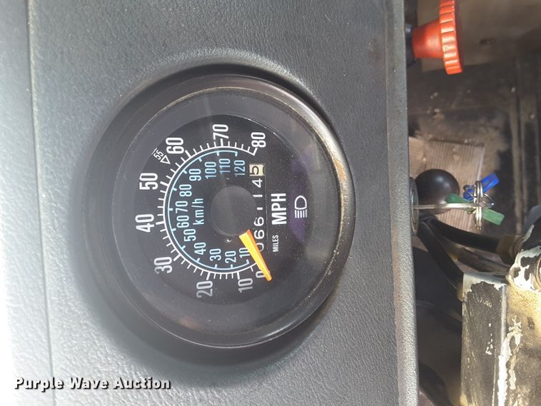 image for item DF0890 1992 Mack RD600  semi truck