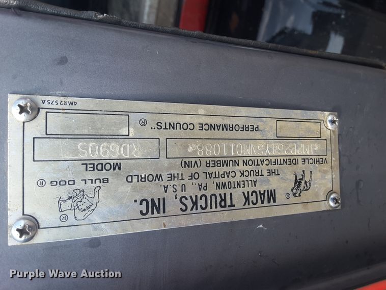 image for item DF0890 1992 Mack RD600  semi truck