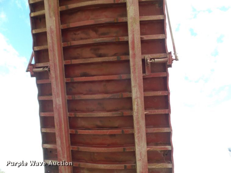 image for item DF0891 1977 Steco ST end dump trailer