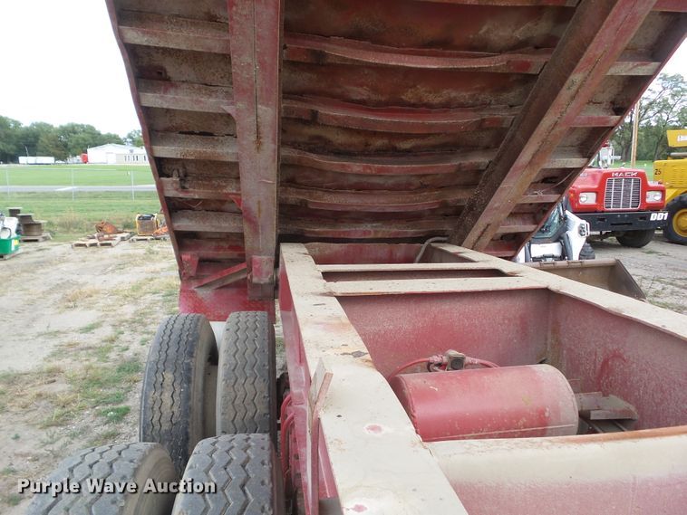 image for item DF0891 1977 Steco ST end dump trailer