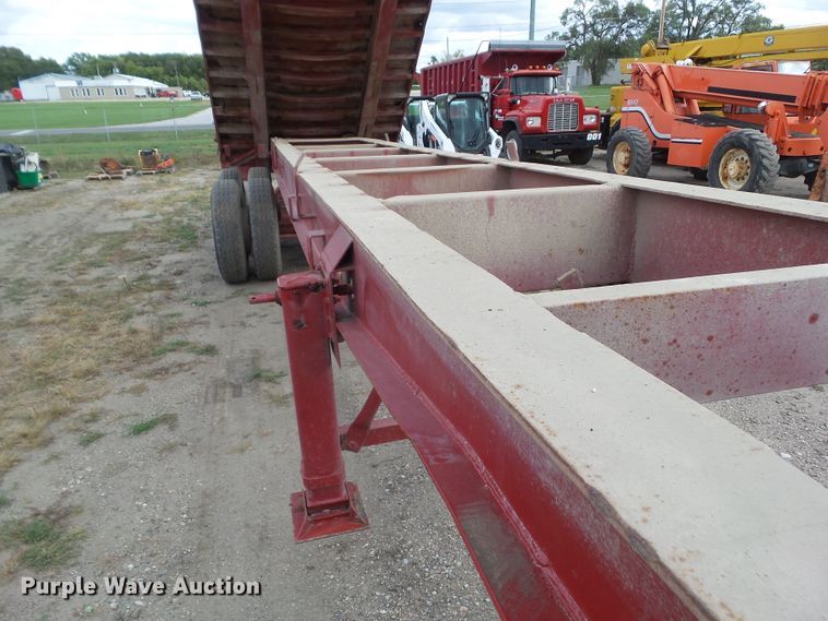 image for item DF0891 1977 Steco ST end dump trailer